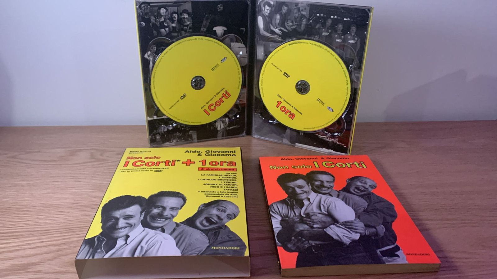 Aldo Giovanni E Giacomo Non Solo Di Corti Più 1 Ora Di Sketch Inediti Libro + DVD